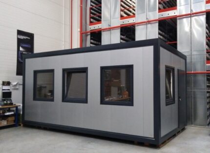 Contentor de Escritório Monobloco 18m² (6x3m) – Isolamento Térmico 100mm (4 Janelas + Aquecimento)