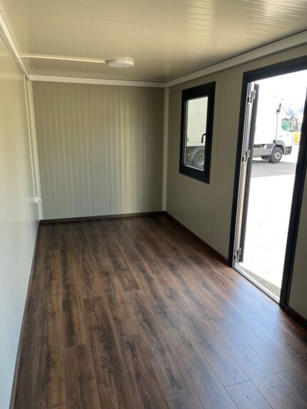 Contentor escritório 6m Contentor Escritório Monobloco 6m Isolado – Cinzento Prata com Vidros Espelhados (Modelo Nova Edição)