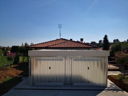 Garagem Pré-fabricada Dupla 6x6m Isolada – 2 Lugares de Estacionamento com Portões Basculantes Motorizados