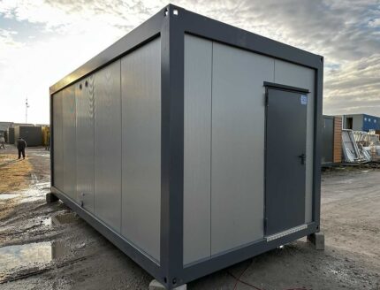 Contentor Sanitário 20 Pés Usado (6x2,4m) – Bloco de 6 Chuveiros com Caldeira de 300L e Lavandaria