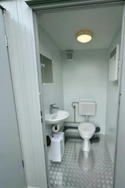 Contentor Sanitário Duplo 2,4x1,5m – Entradas Separadas (WC + Urinol) – Isolamento 100mm