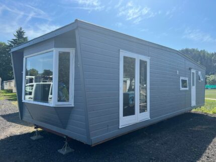 Casa Móvel "Chalet Wood Gray" 10,8 x 3,7m – Design Moderno com Bow Window e Entrada Dupla