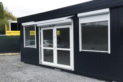 Módulo Comercial 29,4 m² (6x4,9m) – Loja Pré-fabricada Isolada com Estores e Aquecimento